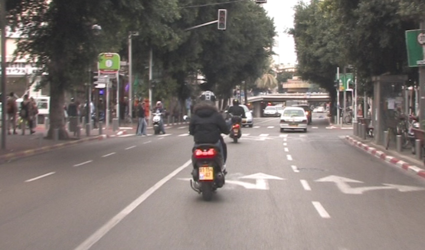 רוכב אופנוע (צילום: עמותת אור ירוק)