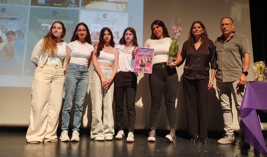 תלמידי המגמה לקולנוע ולתקשורת עם משפחות הנופלים (צילום: בית הספר עירוני ה')