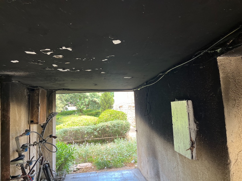 הקירות והתקרה השחורים ברחבת הכניסה לבניין בסעדיה פז (צילום: נמרוד אשכנזי)