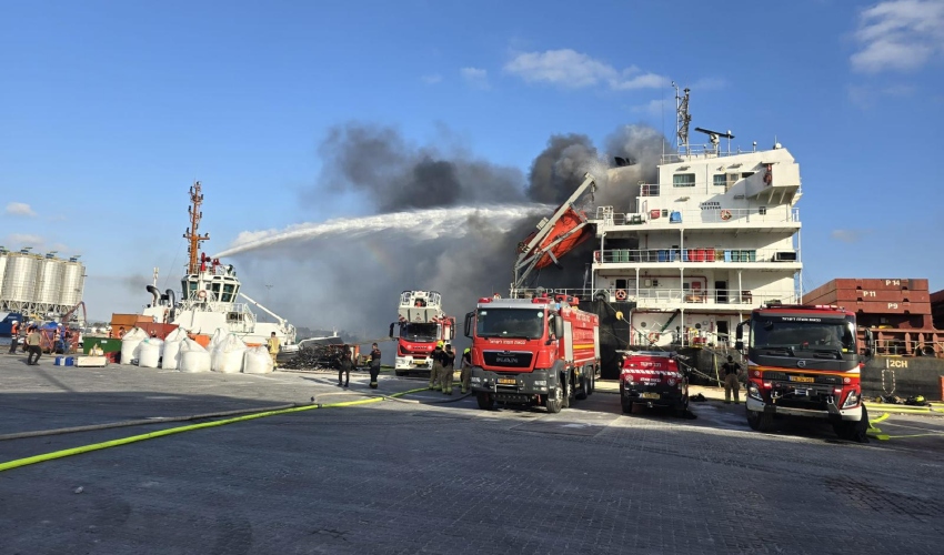 פעולות הכיבוי באונייה "Yaf horizon" (צילום: דוברות תעבורה ימית חיפה)