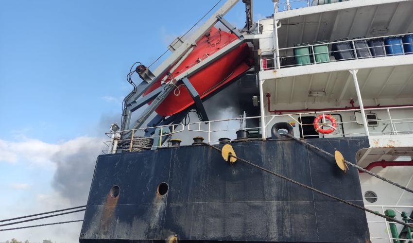 השריפה על האונייה "Yaf horizon" (צילום: דוברות שירותי הכבאות וההצלה)