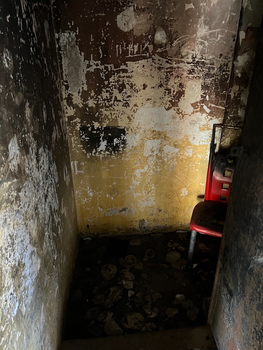 הקירות המפוייחים בכניסה למקלט בסעדיה פז (צילום: נמרוד אשכנזי)