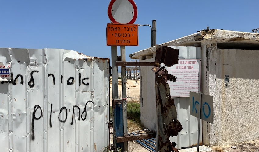 הפתח בגדר ליד השער של אתר הבנייה בטיילת בת גלים (צילום: נמרוד אשכנזי)