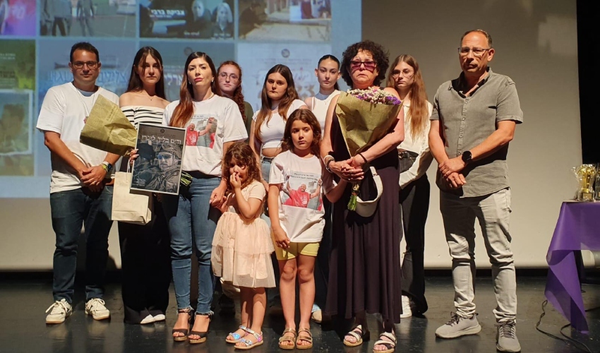 תלמידי המגמה לקולנוע ולתקשורת עם משפחות הנופלים (צילום: בית הספר עירוני ה')