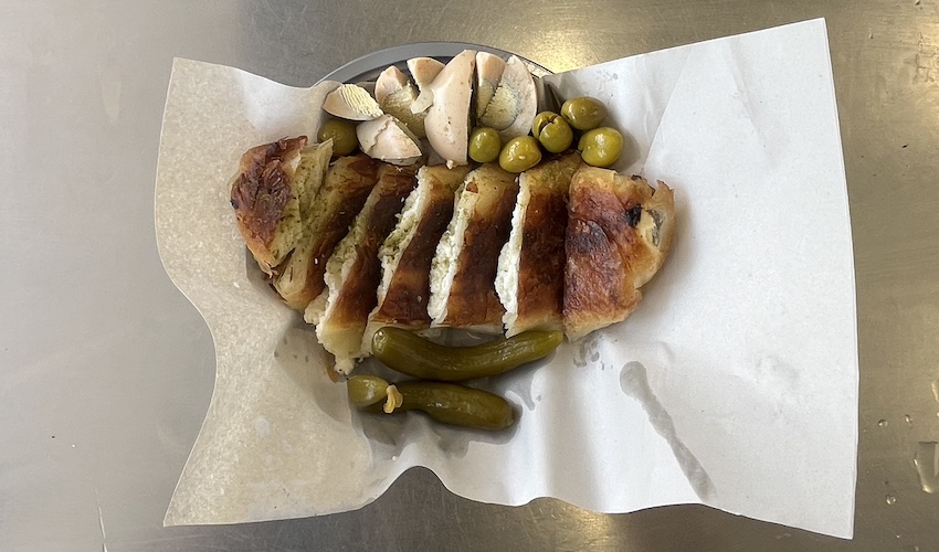 בורקס גבינה קלאסי אצל בכר העגלה (צילום: נמרוד אשכנזי)