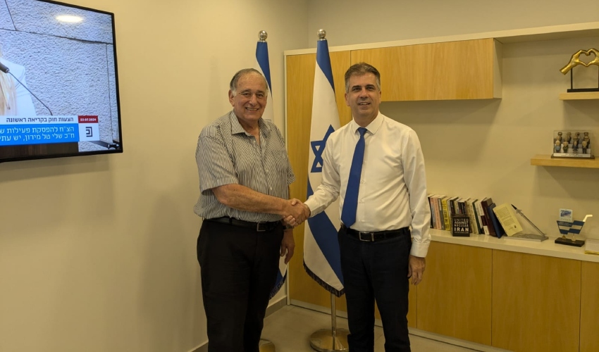 השר אלי כהן ויונה יהב (צילום: דוברות עיריית חיפה)