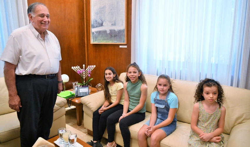 יונה יהב וארבע הזוכות בתחרות (צילום: ראובן כהן, דוברות עיריית חיפה)