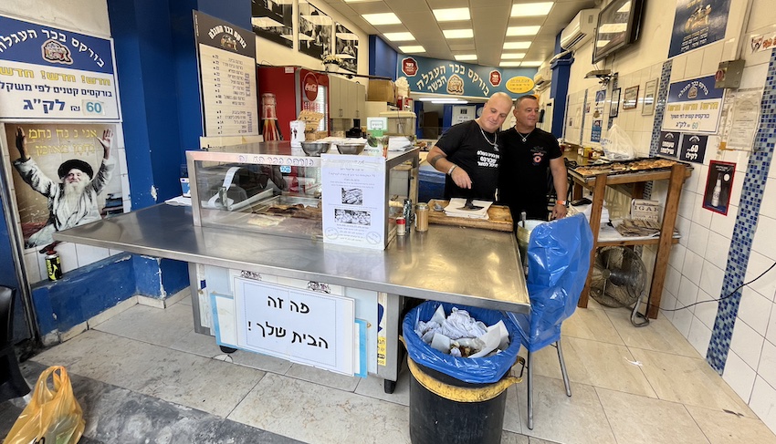 בעלי בורקס בכר והעגלה הוותיקה (צילום: נמרוד אשכנזי)