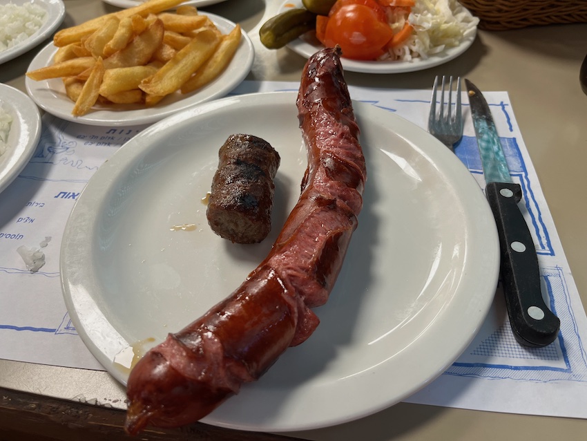 נקניקיית פטריצ’ן וקבב בקפה גלידה (צילום: נמרוד אשכנזי)