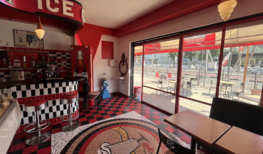 העיצוב הנוסטלגי של גלידת תל חנן (צילום: נמרוד אשכנזי)