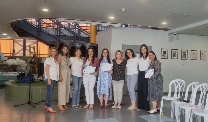 המורות והמתנדבות עם תעודות ההערכה (צילום: מומי אלמוג)