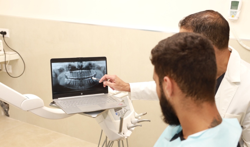 ד"ר סמיר ברהום ומטופל | צילום: ג'וזף נויסרי