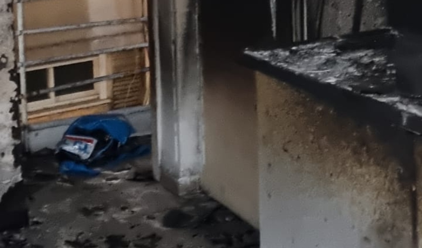 הדירה השרופה ברחוב הרצל (צילום: דוברות רשות הכבאות וההצלה)