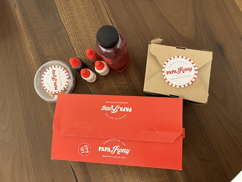 המנות והרטבים שהגיעו במשלוח מפאפא רוני (צילום: נמרוד אשכנזי)