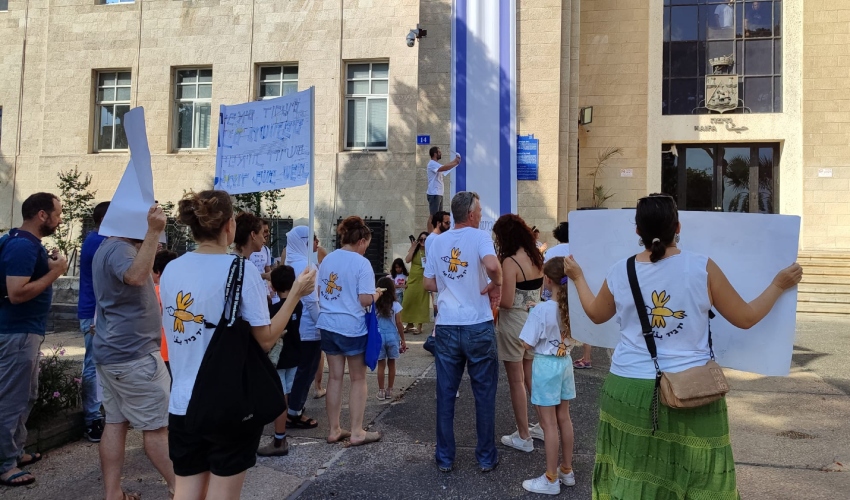 הפגנת הורי ותלמידי בית הספר הדו לשוני ברחבת עיריית חיפה
