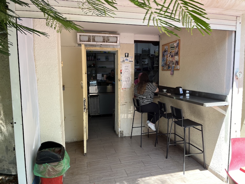 כריכי ויקטור מבחוץ (צילום: נמרוד אשכנזי)