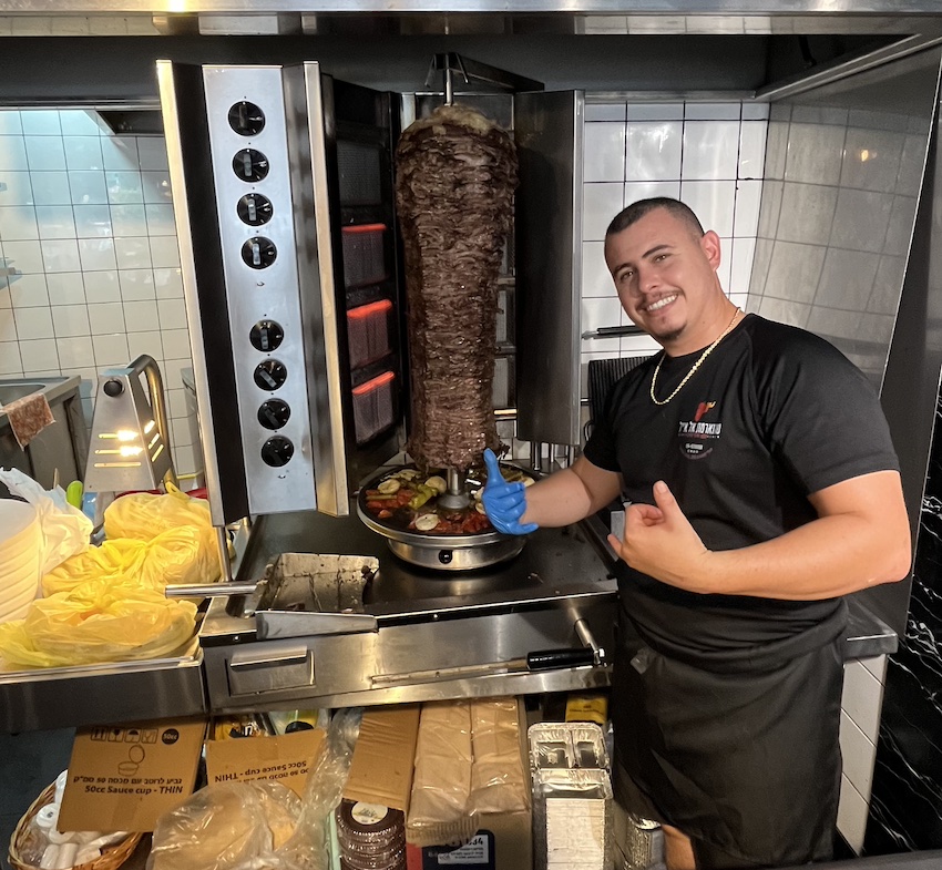 אייל כיוף וסיח השווארמה באל אייל (צילום: נמרוד אשכנזי)