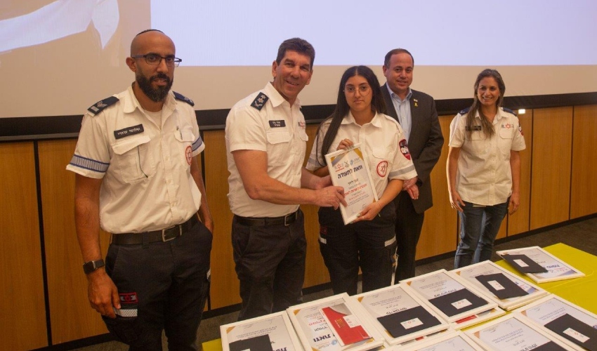 לידר טובי מקבלת את תעודת ההוקרה ממנכ"ל מד"א אלי בין (צילום: דוברות מד"א)