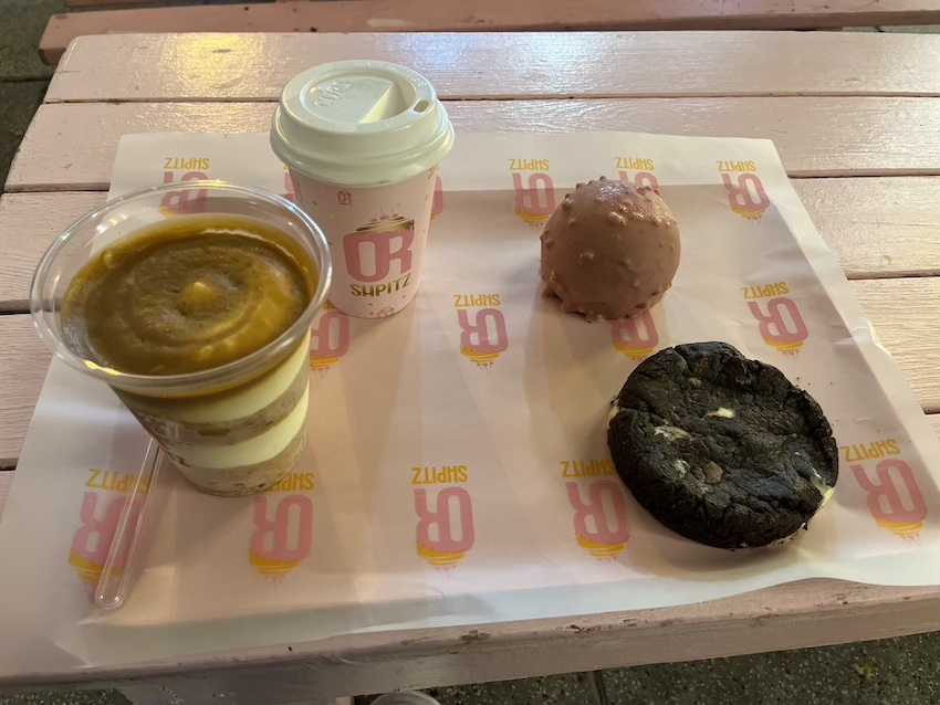 עוגיית אמסטרדם, כדור אור שפיץ וקינוח בכוס בפודטראק בביג קריות (צילום: נמרוד אשכנזי)