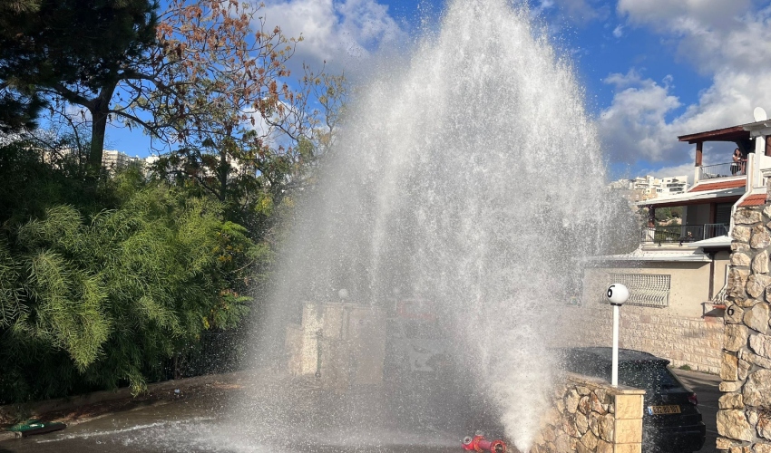 הגייזר שפרץ ברחוב הדולב (צילום: סיון אברהם)