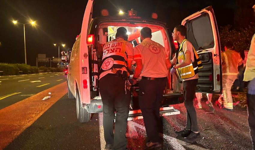 פינוי הפצועים ממקום התאונה (צילום: תיעוד מבצעי מד"א)