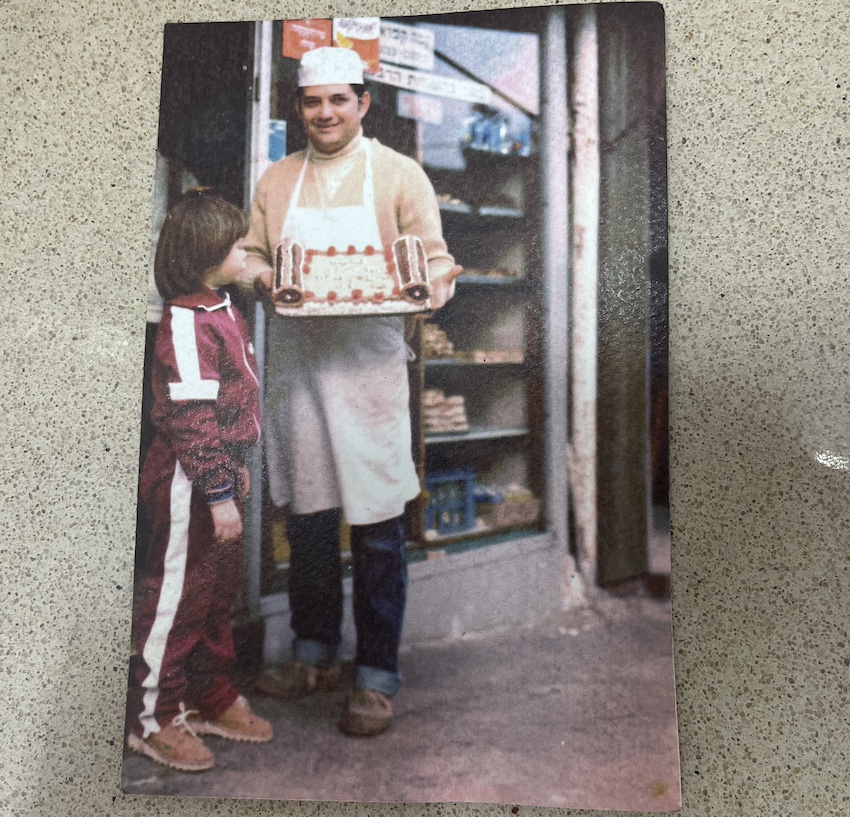 הגלויה שבה מצולם יהודה ליבל עם עוגת קבלת תורה לצד תלמיד בית הספר הריאלי (צילום: נמרוד אשכנזי)