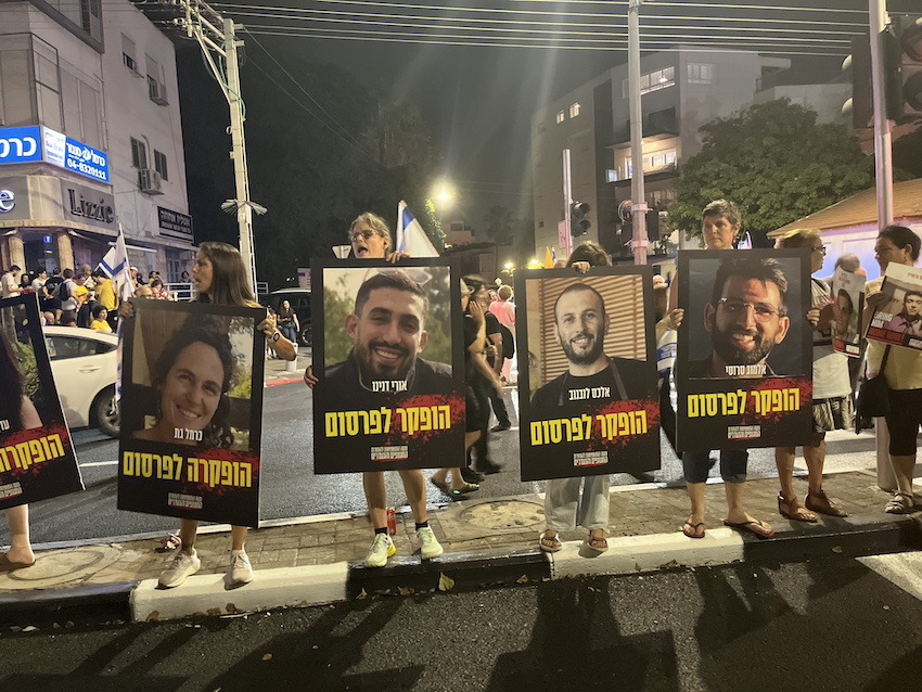 מפגינים במוריה (צילום: נמרוד אשכנזי)