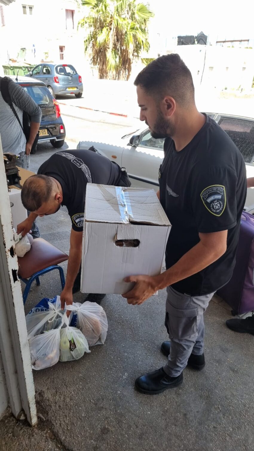 פקחים של עיריית חיפה מסייעים למתנדבי לב ח"ש בחלוקת סלי מזון