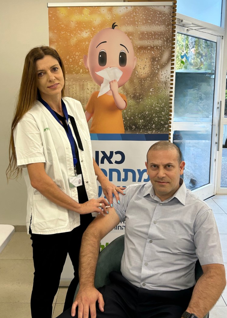 מנהל המחוז רונן נודלמן עם מנהלת האחיות המחוזית רינת בוחניק לאחר קבלת החיסון (צילום: דוברות כללית)