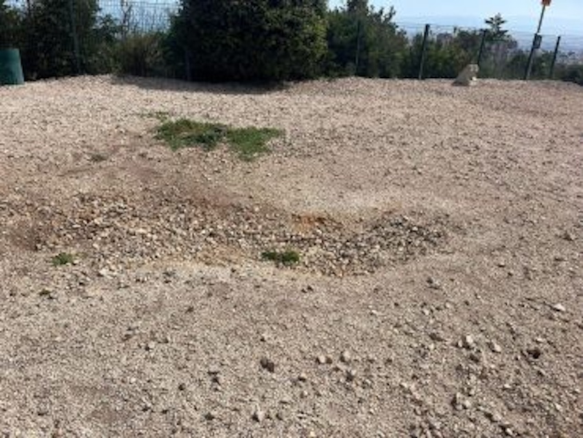 בור בגינת גולדמן ובו אבנים חדות (צילום: מיכל צמח)