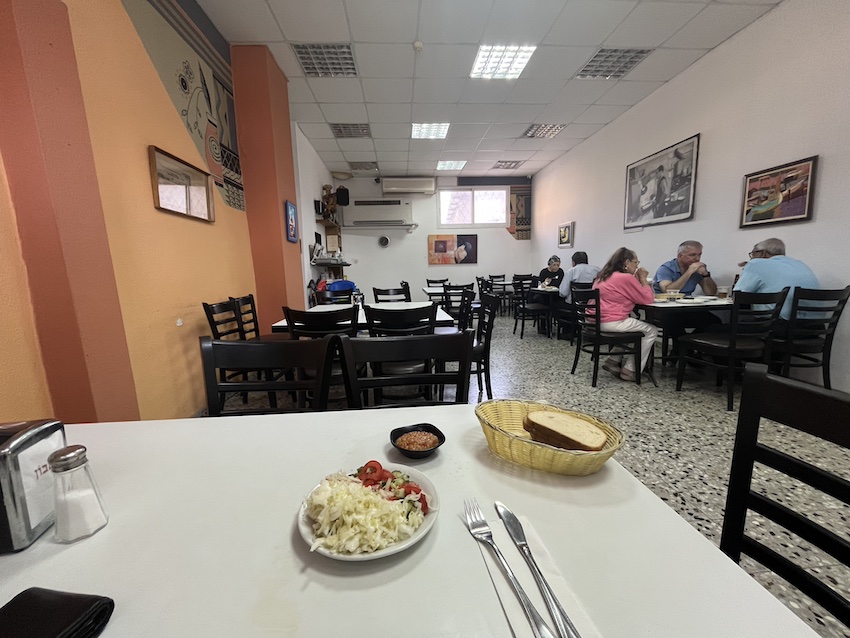 סלט בולגרי על רקע החלל הפנימי במסעדת שמלי הגריל הבולגרי (צילום: נמרוד אשכנזי)