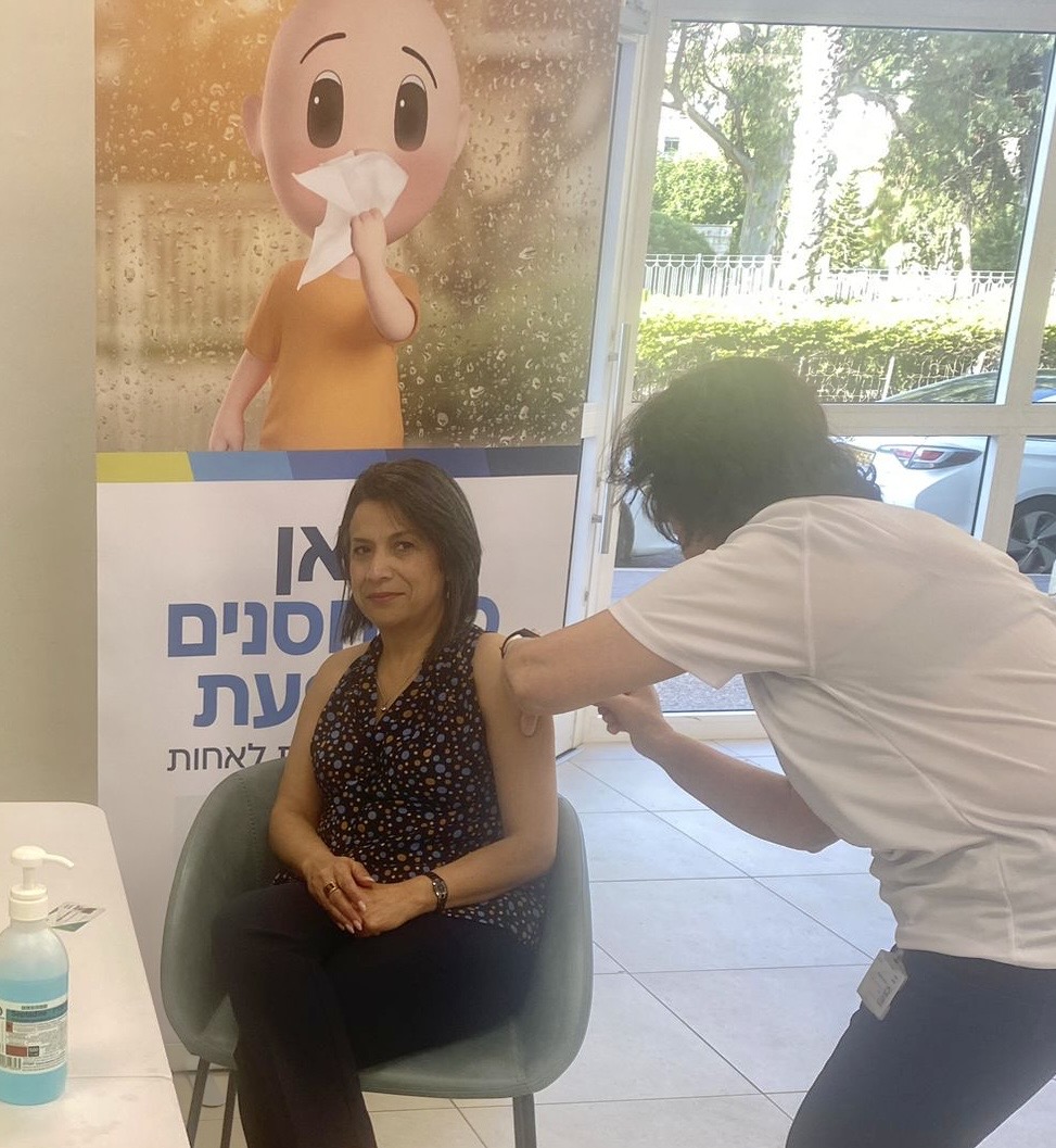 מנהלת האחיות של מינהלת חיפה נג'את אבו סאלח מקבלת את חיסון השפעת מהאחות מירי בלאופלד (צילום: דוברות כללית)