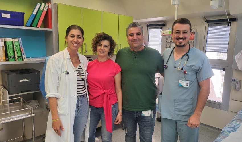חלק מצוות ההחייאה שהציל את התינוק. מימין: ד"ר באסל גנאים, ד"ר מיכל מולד, האחות פאתן וליאב חיים (צילום: אלי דדון)