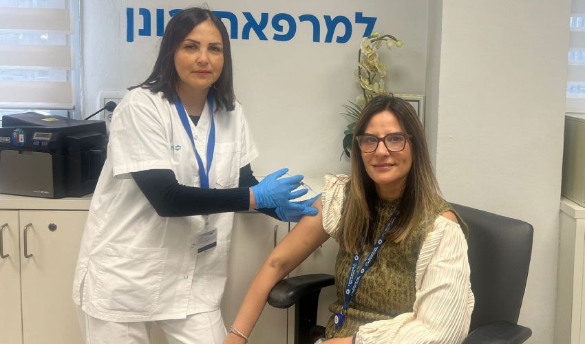 האחות מנאר חסון מחסנת את מנהלת המרפאה ד"ר טלי לבנשטיין (צילום: דוברות כללית)