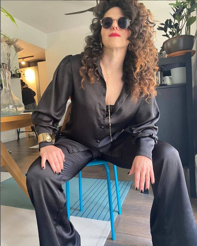 נועה קולר וחליפת התסריטאית (צילום: הדר קדוש)