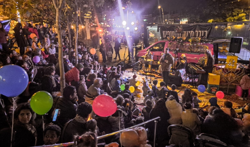 טקס הדלקת נר ראשון של חנוכה ברחבת הפנתר (צילום: ניר בלזיצקי, דוברות עיריית חיפה)