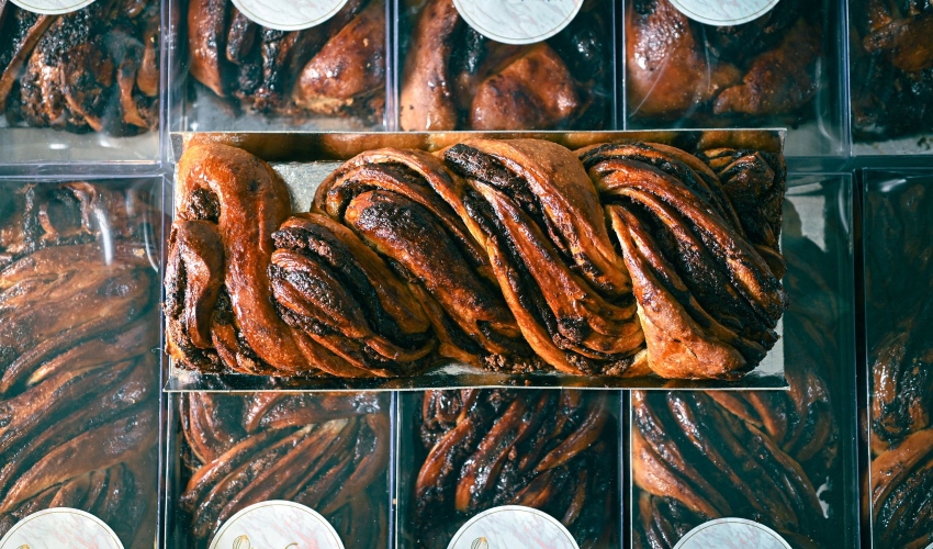 ואיך אפשר בלי עוגות שמרים? | צילום: גלעד הר שלג