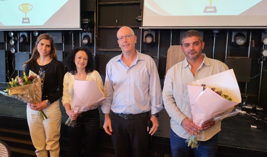 ד"ר אבי גולדנברג עם צוות מחלקת המשק וצוות יחידת הזיהומים (צילום: אלי דדון)