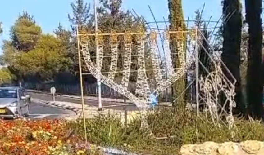 רק החנוכייה נשארה בכיכר בוטרוס אבו מאנה (צילום: שימוש לפי סעיף 27א' לחוק זכויות יוצרים)