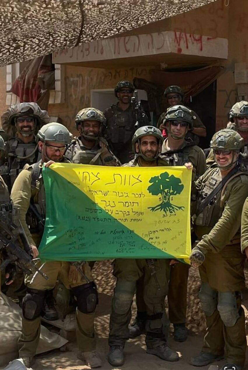 משה נגר עם דגל גולני לזכר אחיינו תומר (צילום: פרטי)