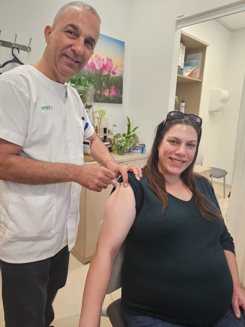 קאסם אבו רומי מחסן את שיר נגד שפעת (צילום: דוברות כללית)