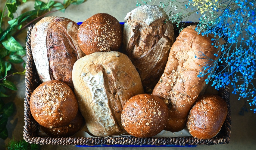 מגוון לחמים טריים הנאפים מדי יום | צילום: גלעד הר שלג