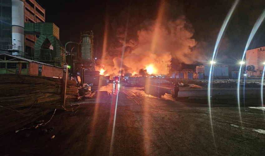 השריפה באזור התעשייה עכו (צילום: דוברות רשות הכבאות וההצלה)