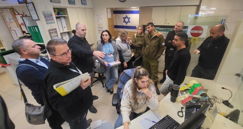 בקרי התרגיל בבדיקות מוכנות במשרד הקבלה במיון (צילום: אלי דדון)