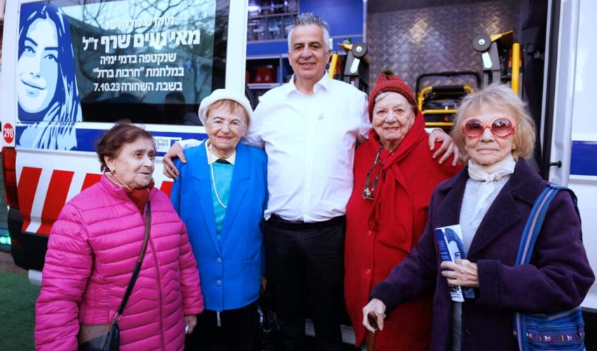 מייסד ומנכ"ל העמותה שמעון סבג עם דיירות הבית החם | צילום: יוסף הירש