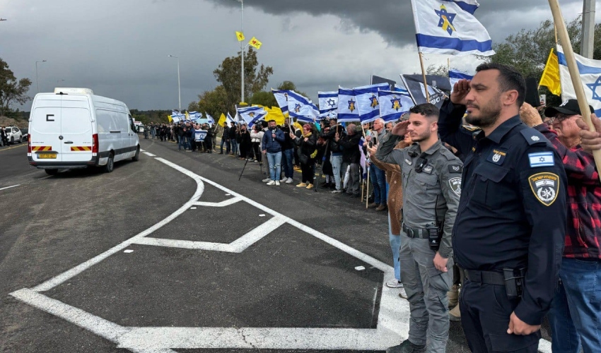 שיירת הרכבים עם ארונות החטופים (צילום: דוברות המשטרה)