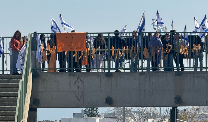 תלמידים בבית הספר אליאנס נפרדים מבני משפחת ביבס (צילום: דוברות עיריית חיפה)