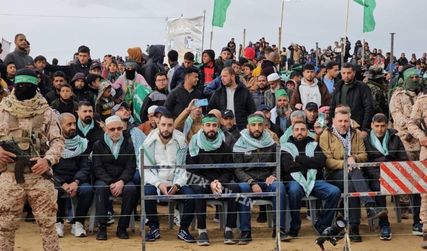 מחבלים של ארגון הטרור חמאס ממתינים לטקס (צילומים: ערוצים ערביים)