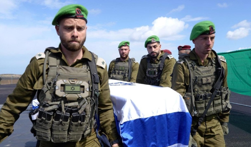 לוחמי חטיבת הנח"ל נושאים ארון (צילום: דובר צה"ל)