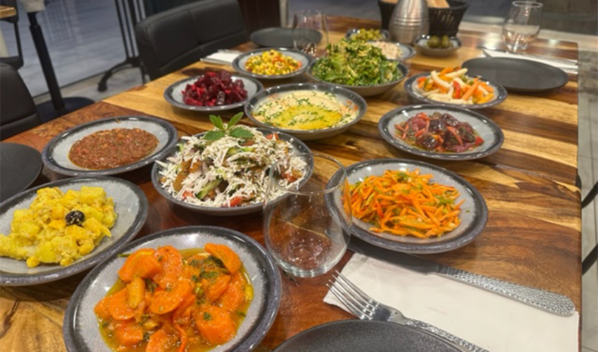 מבחר של 14 סלטים. מסעדת קארמה (צילום: עצמי)